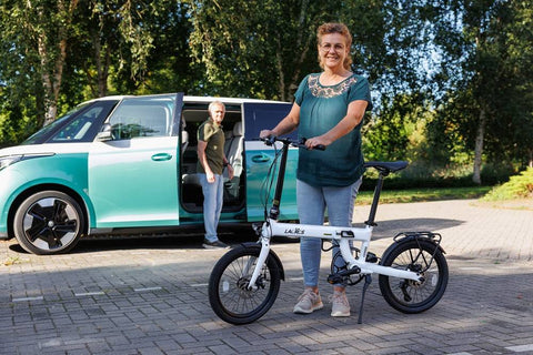 Lacros Falt-E-Bike neben einem Camper als Beispiel für kompakten Fahrradtransport