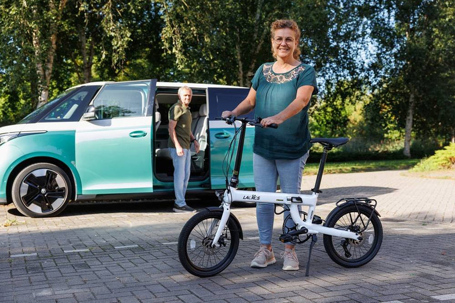 Lacros Falt-E-Bike neben einem Camper als Beispiel für kompakten Fahrradtransport