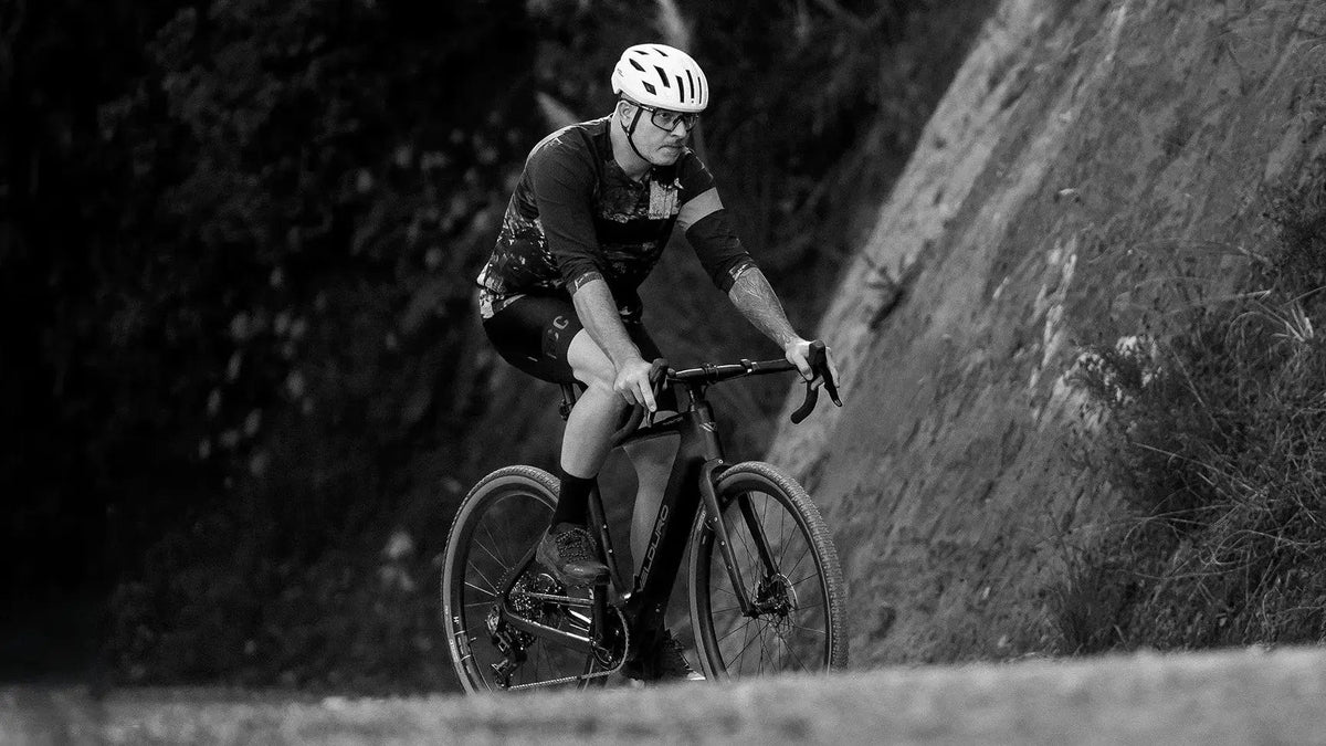 Fahrer mit Helm auf einem Velduro E-Gravel als sportliche E-Bike-Variante