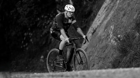 Fahrer mit Helm auf einem Velduro E-Gravel als sportliche E-Bike-Variante